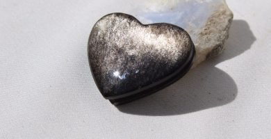 Corazón de obsidiana plateada