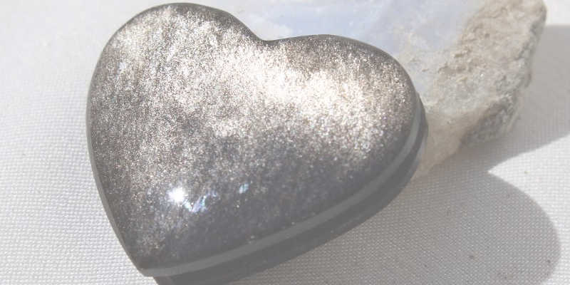Corazón hecho de obsidiana plateada