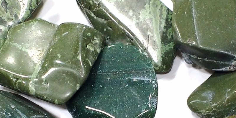Obsidiana verde en bruto